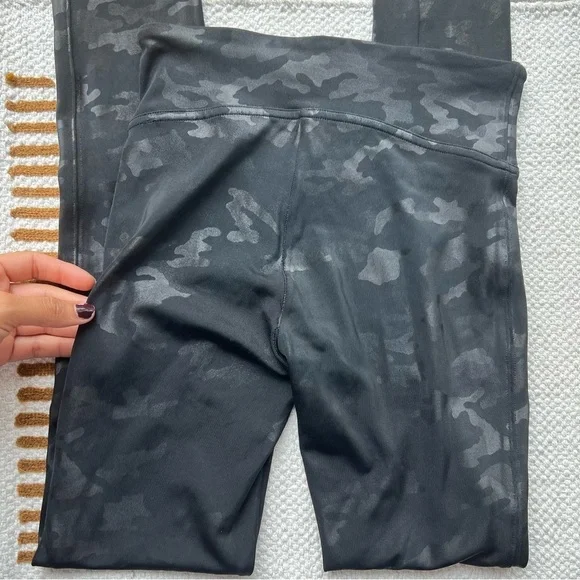 SPANX FAUX LEATHER CAMO LEGGING BLACK SIZE XSMALL